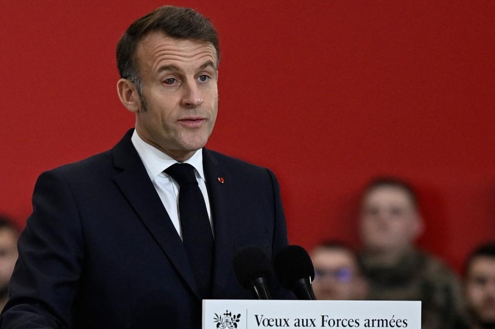 Emmanuel Macron a apărut cu un ochi roşu la o bază militară din Franţa: "Vă rog să mă iertați pentru aspectul neplăcut" 1038734