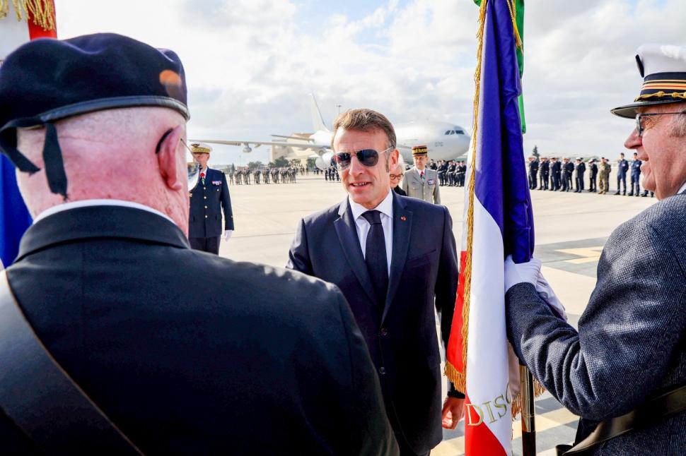 Emmanuel Macron a apărut cu un ochi roşu la o bază militară din Franţa: "Vă rog să mă iertați pentru aspectul neplăcut" 1038738