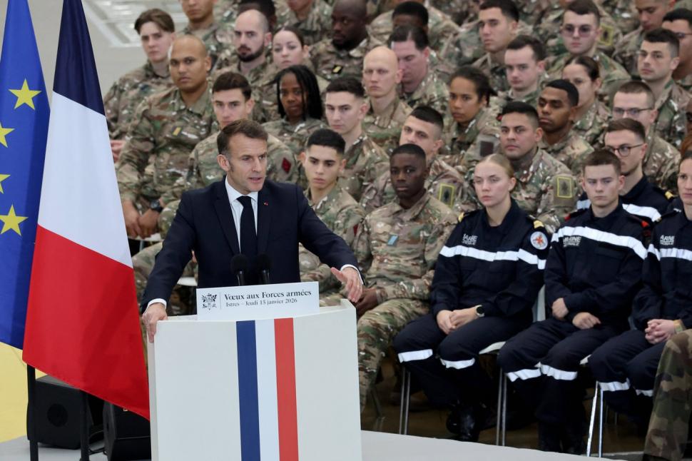 Emmanuel Macron a apărut cu un ochi roşu la o bază militară din Franţa: "Vă rog să mă iertați pentru aspectul neplăcut" 1038739