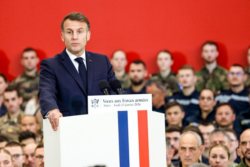 Emmanuel Macron a apărut cu un ochi roşu la o bază militară din Franţa: "Vă rog să mă iertați pentru aspectul neplăcut" 1038740