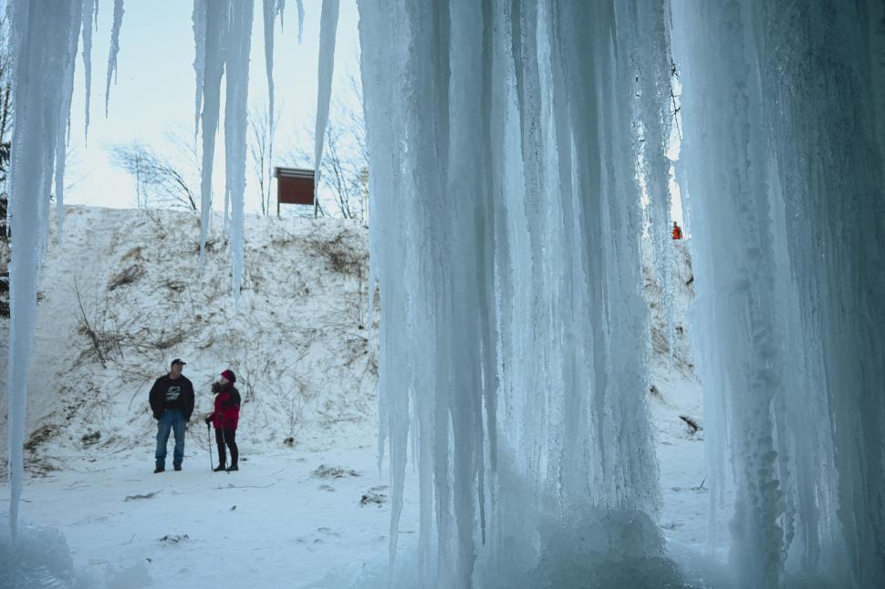 O „cascadă de gheață” dintr-o țară UE a devenit atracție de iarnă pentru poze de Instagram. Locul e la câteva ore de România 1038490