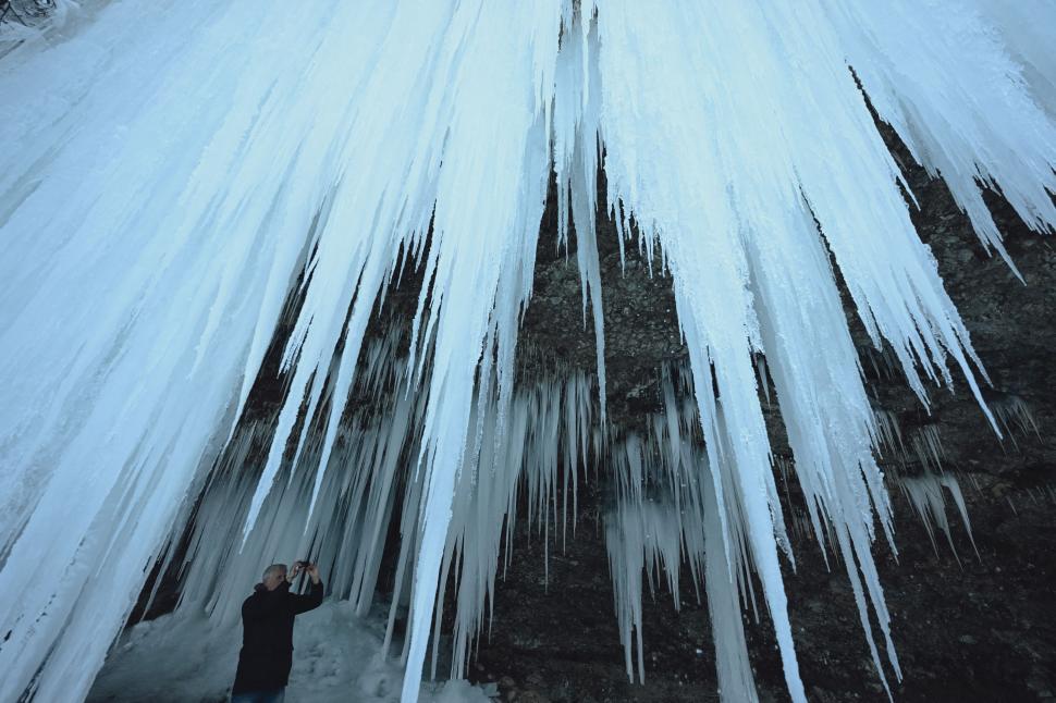O „cascadă de gheață” dintr-o țară UE a devenit atracție de iarnă pentru poze de Instagram. Locul e la câteva ore de România 1038492