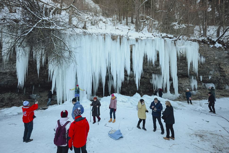 O „cascadă de gheață” dintr-o țară UE a devenit atracție de iarnă pentru poze de Instagram. Locul e la câteva ore de România 1038493