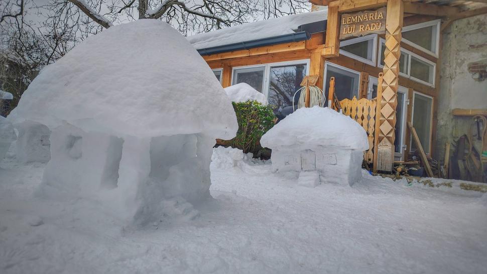 Radu Fachin, sculptor din Deva, și-a construit în curte un „cartier” de căsuțe tradiționale din zăpadă. Cum arată creațiile de iarnă 1038508