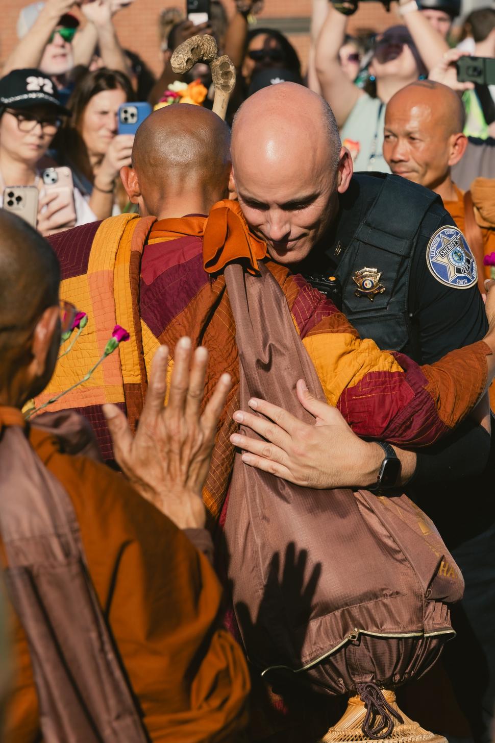 Un grup de călugări budiști merg pe jos 3.700 km, spre Washington. „Marșul pentru Pace” atrage mulțimi uriașe, ca în Forrest Gump 1038591