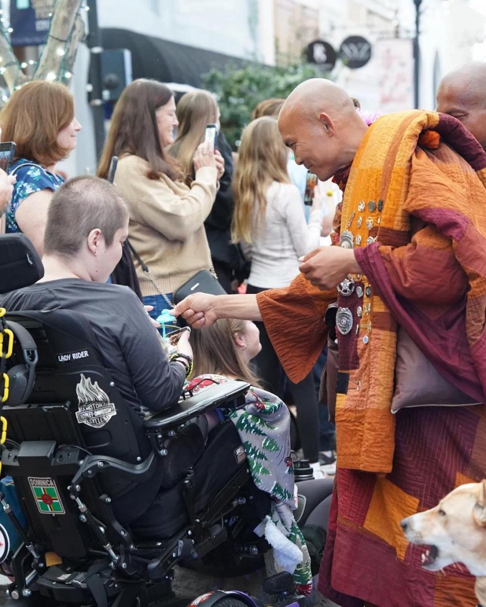 Un grup de călugări budiști merg pe jos 3.700 km, spre Washington. „Marșul pentru Pace” atrage mulțimi uriașe, ca în Forrest Gump 1038592