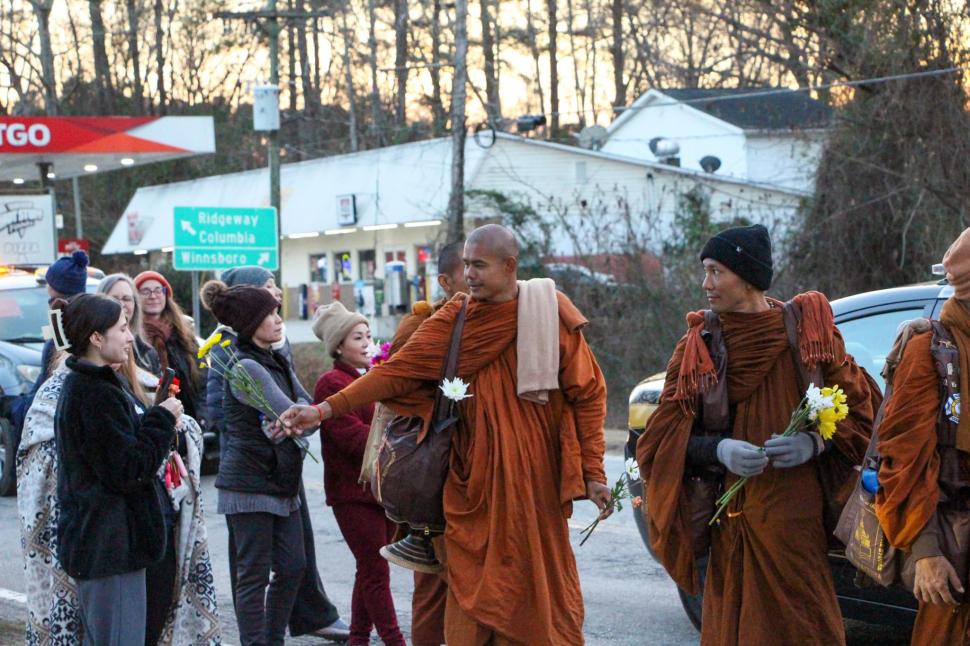 Un grup de călugări budiști merg pe jos 3.700 km, spre Washington. „Marșul pentru Pace” atrage mulțimi uriașe, ca în Forrest Gump 1038593