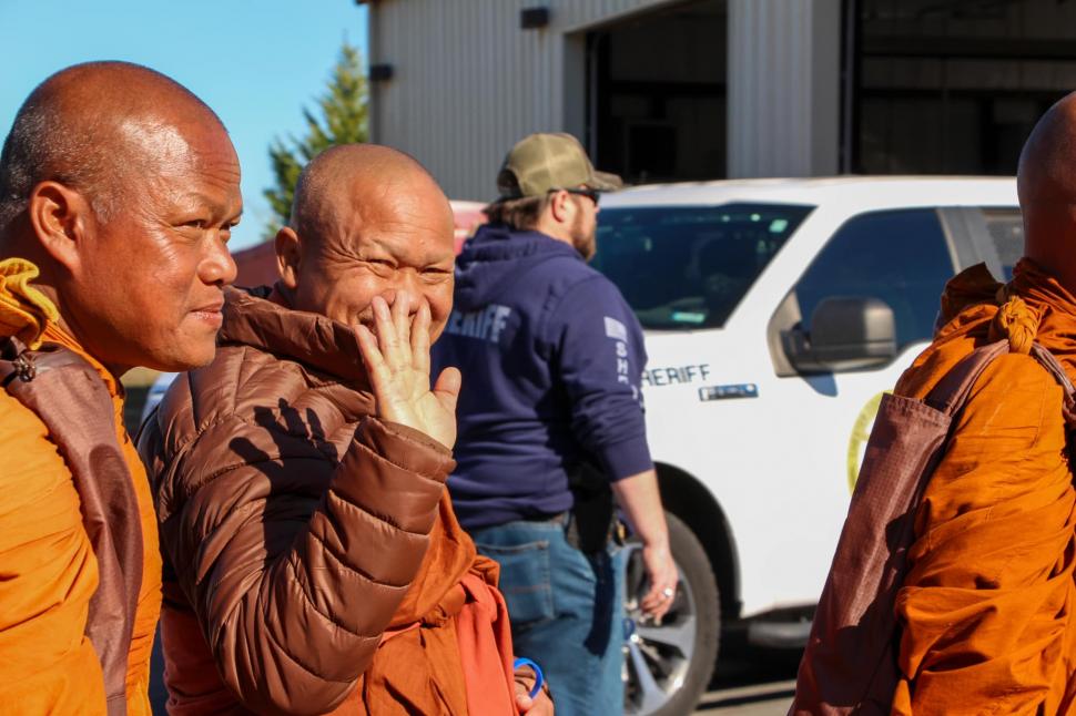 Un grup de călugări budiști merg pe jos 3.700 km, spre Washington. „Marșul pentru Pace” atrage mulțimi uriașe, ca în Forrest Gump 1038594