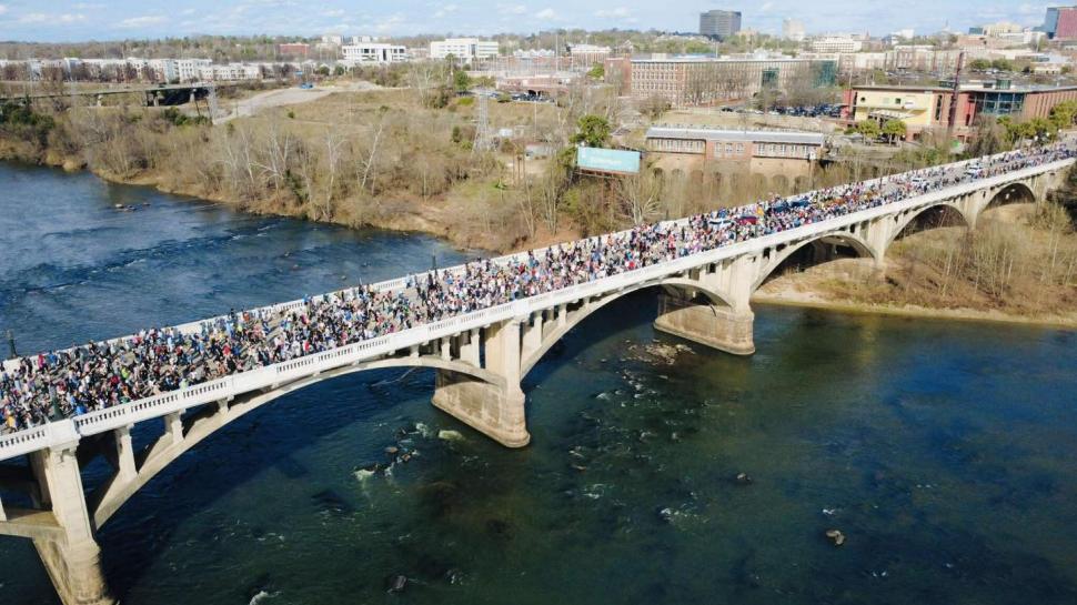 Un grup de călugări budiști merg pe jos 3.700 km, spre Washington. „Marșul pentru Pace” atrage mulțimi uriașe, ca în Forrest Gump 1038595