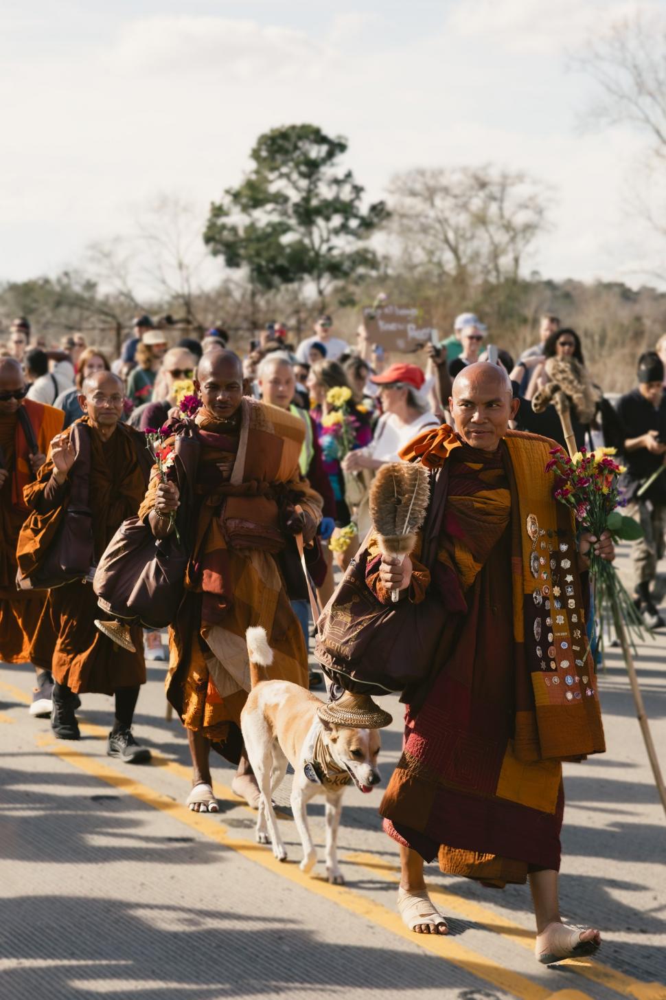 Un grup de călugări budiști merg pe jos 3.700 km, spre Washington. „Marșul pentru Pace” atrage mulțimi uriașe, ca în Forrest Gump 1038597