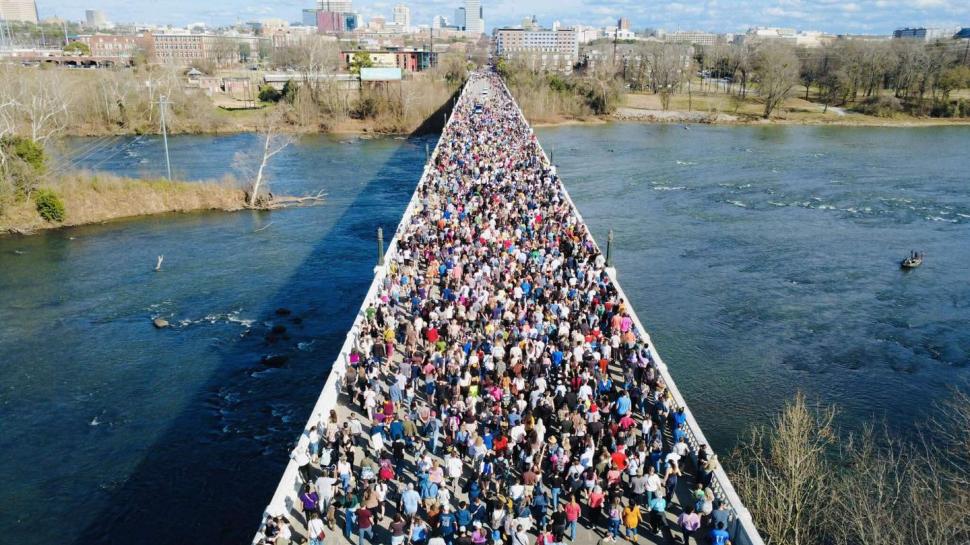 Un grup de călugări budiști merg pe jos 3.700 km, spre Washington. „Marșul pentru Pace” atrage mulțimi uriașe, ca în Forrest Gump 1038598