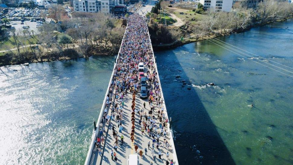 Un grup de călugări budiști merg pe jos 3.700 km, spre Washington. „Marșul pentru Pace” atrage mulțimi uriașe, ca în Forrest Gump 1038602