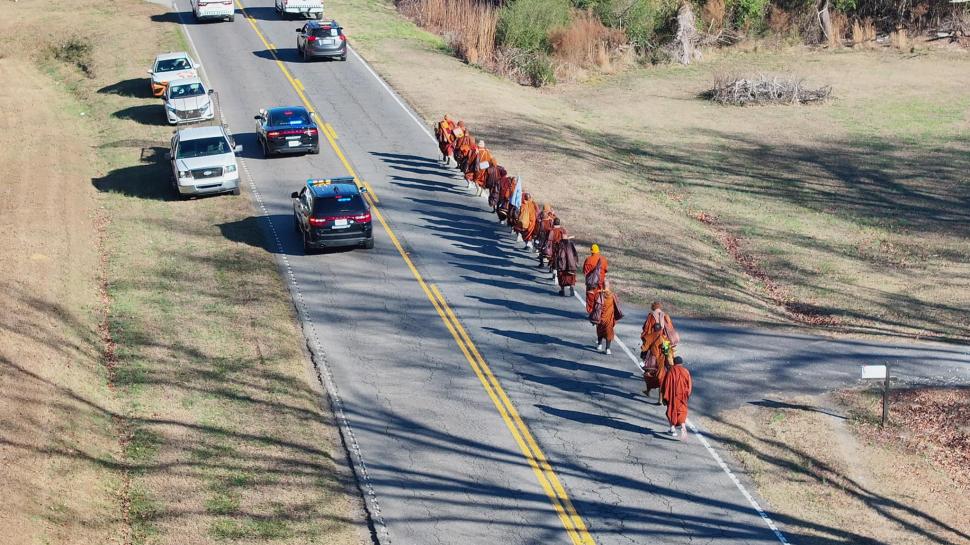 Un grup de călugări budiști merg pe jos 3.700 km, spre Washington. „Marșul pentru Pace” atrage mulțimi uriașe, ca în Forrest Gump 1038611