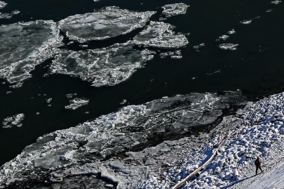 Dunărea a înghețat la Budapesta. Ungaria scoate spărgătoarele pentru a înlătura blocurile de gheață 1039017