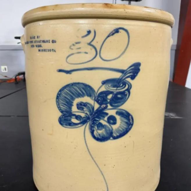 O femeie care păstra de 40 de ani o oală de gătit a vrut să o vândă cu 100 de dolari, dar a încasat până la urmă 32.000 de dolari 1038805