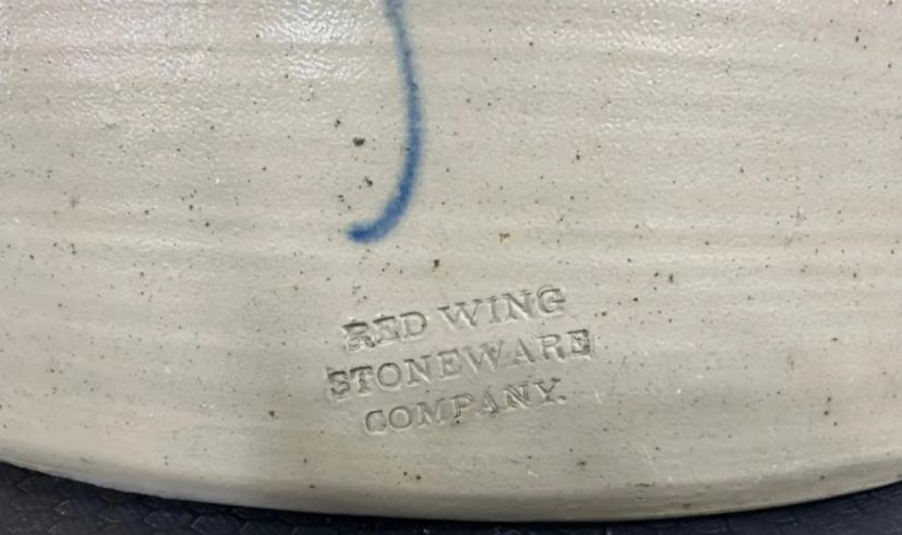 O femeie care păstra de 40 de ani o oală de gătit a vrut să o vândă cu 100 de dolari, dar a încasat până la urmă 32.000 de dolari 1038807