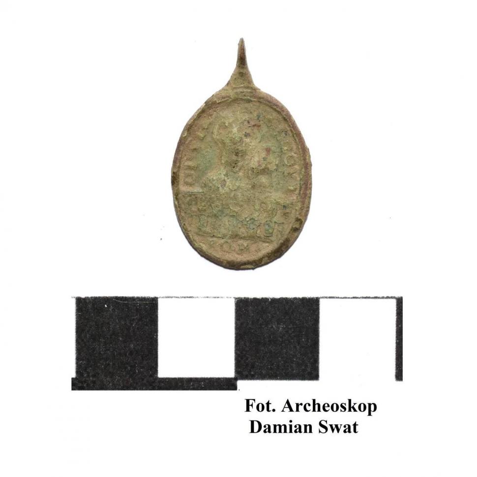 Doi fermieri au descoperit un tezaur de argint din secolul al 17-lea în timp ce își lucrau pământul, în Polonia 1039052