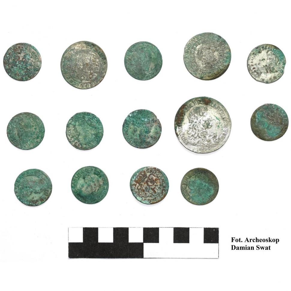 Doi fermieri au descoperit un tezaur de argint din secolul al 17-lea în timp ce își lucrau pământul, în Polonia 1039055