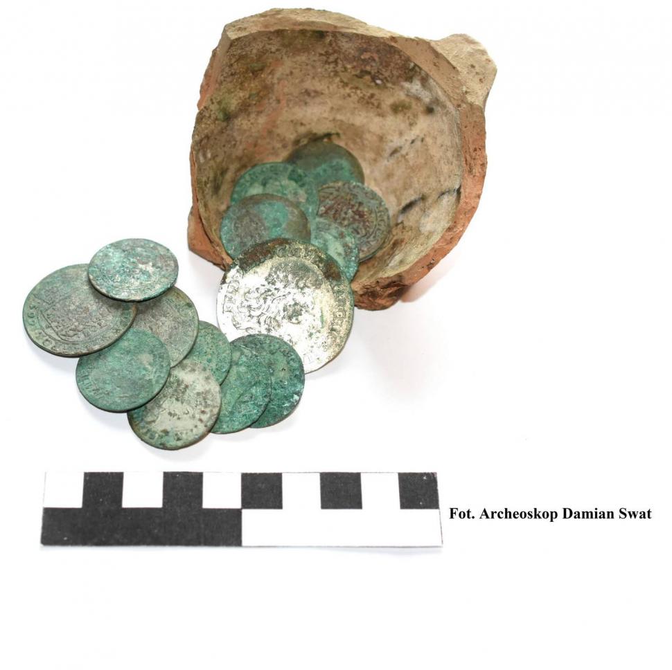 Doi fermieri au descoperit un tezaur de argint din secolul al 17-lea în timp ce își lucrau pământul, în Polonia 1039056