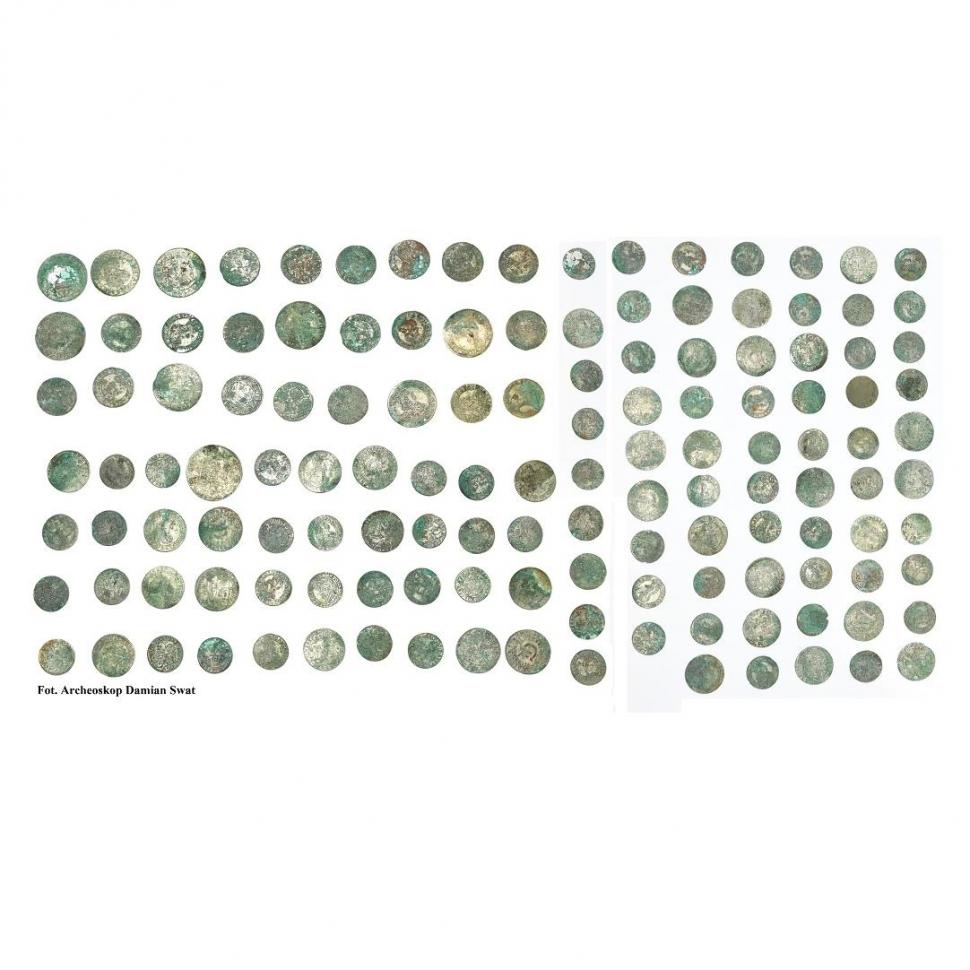 Doi fermieri au descoperit un tezaur de argint din secolul al 17-lea în timp ce își lucrau pământul, în Polonia 1039058