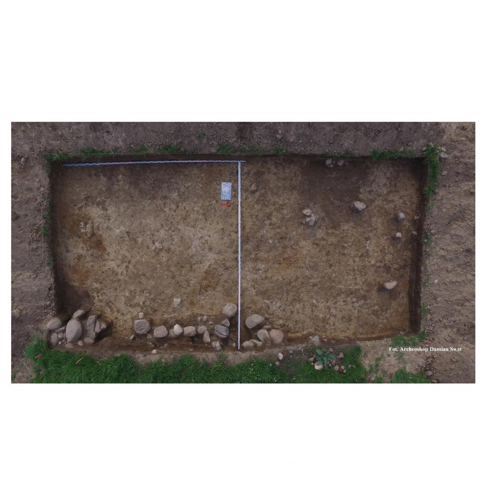 Doi fermieri au descoperit un tezaur de argint din secolul al 17-lea în timp ce își lucrau pământul, în Polonia 1039059