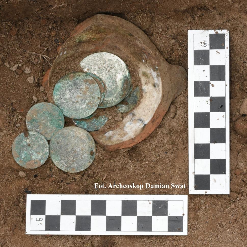 Doi fermieri au descoperit un tezaur de argint din secolul al 17-lea în timp ce își lucrau pământul, în Polonia 1039060