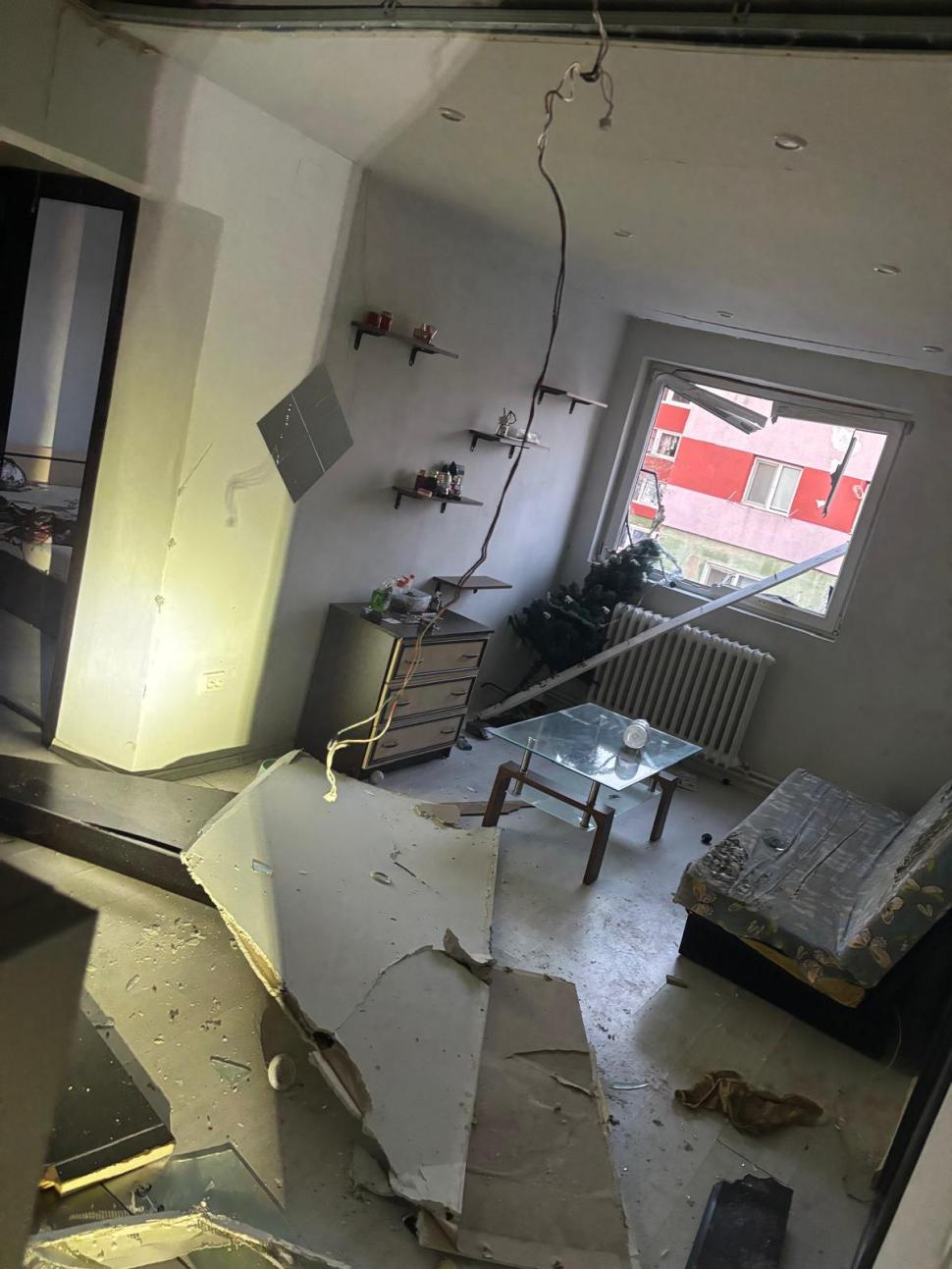 „Bum, au sărit geamurile”/„A fost ca la cutremur”. Explozie într-un bloc în Alba. I se caută loc în străinătate unui bărbat cu arsuri  1039082