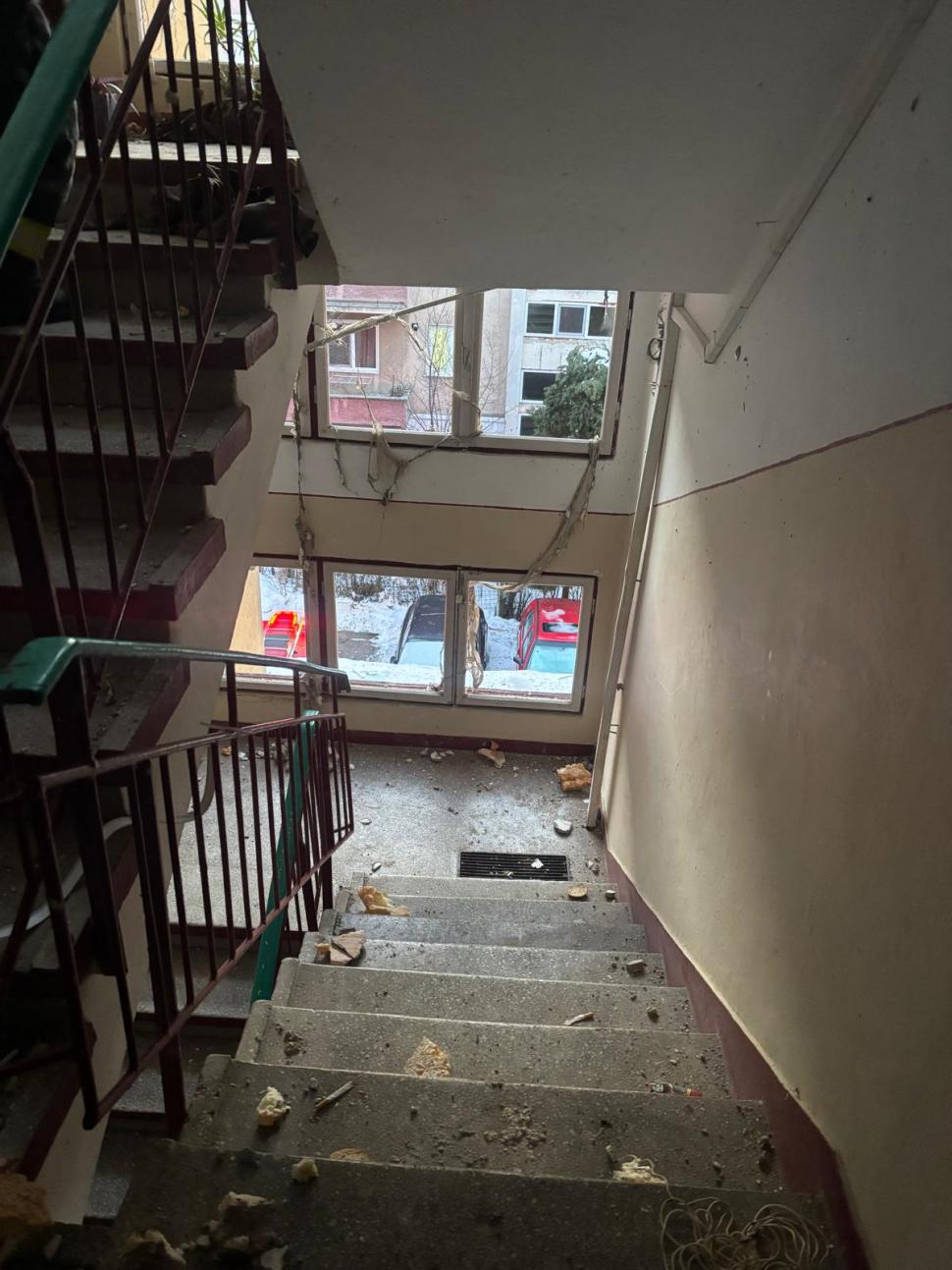 „Bum, au sărit geamurile”/„A fost ca la cutremur”. Explozie într-un bloc în Alba. I se caută loc în străinătate unui bărbat cu arsuri  1039085