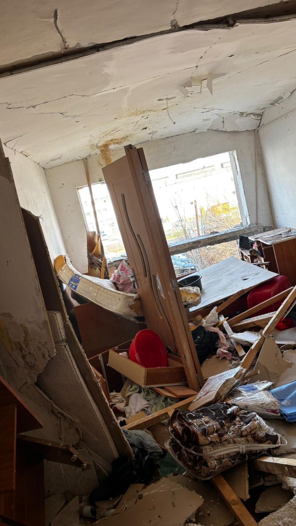 Explozie într-un bloc din Buzău: o persoană a fost rănită. Locatarii spun că au simțit miros de gaze de dimineață 1039178