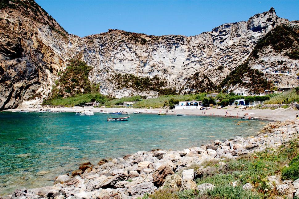 Insula misterioasă italiană care a rămas la fel ca pe vremea romanilor. Lumea e tot mai atrasă de Parmarola: E o „capsulă a timpului” 1039422