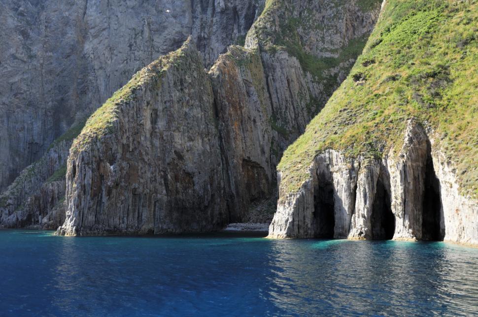 Insula misterioasă italiană care a rămas la fel ca pe vremea romanilor. Lumea e tot mai atrasă de Parmarola: E o „capsulă a timpului” 1039424