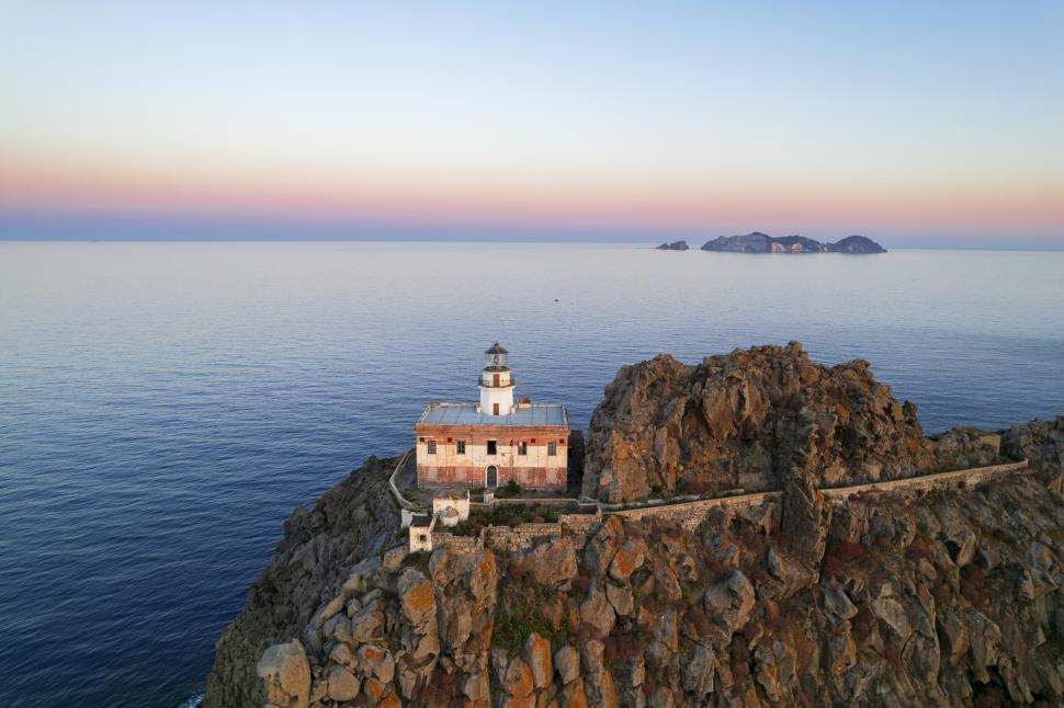 Insula misterioasă italiană care a rămas la fel ca pe vremea romanilor. Lumea e tot mai atrasă de Parmarola: E o „capsulă a timpului” 1039426