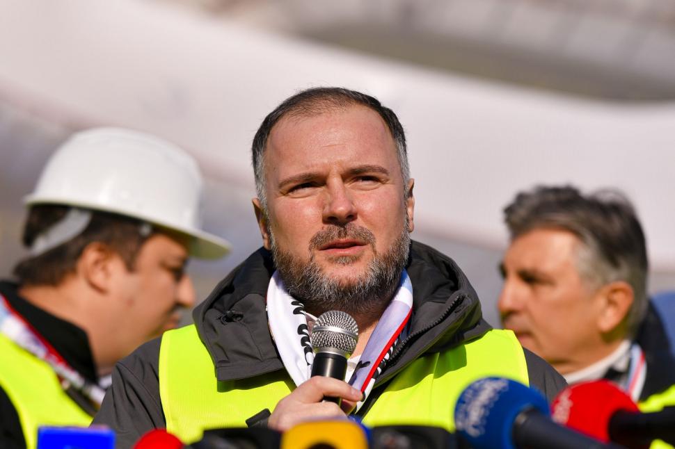 A început demolarea stadionului Dinamo. Suporterii au plecat acasă cu scaune și bucăți din plasele porților 1039799