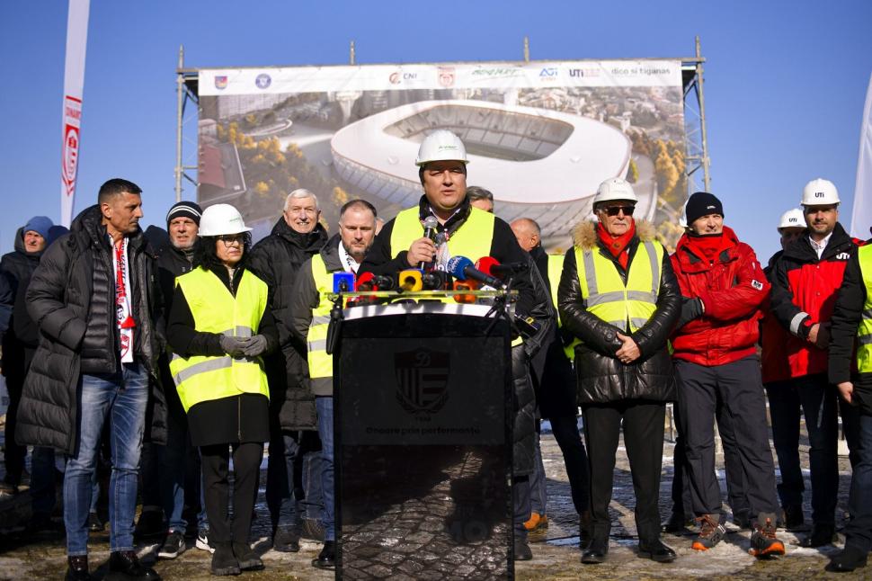 A început demolarea stadionului Dinamo. Suporterii au plecat acasă cu scaune și bucăți din plasele porților 1039803