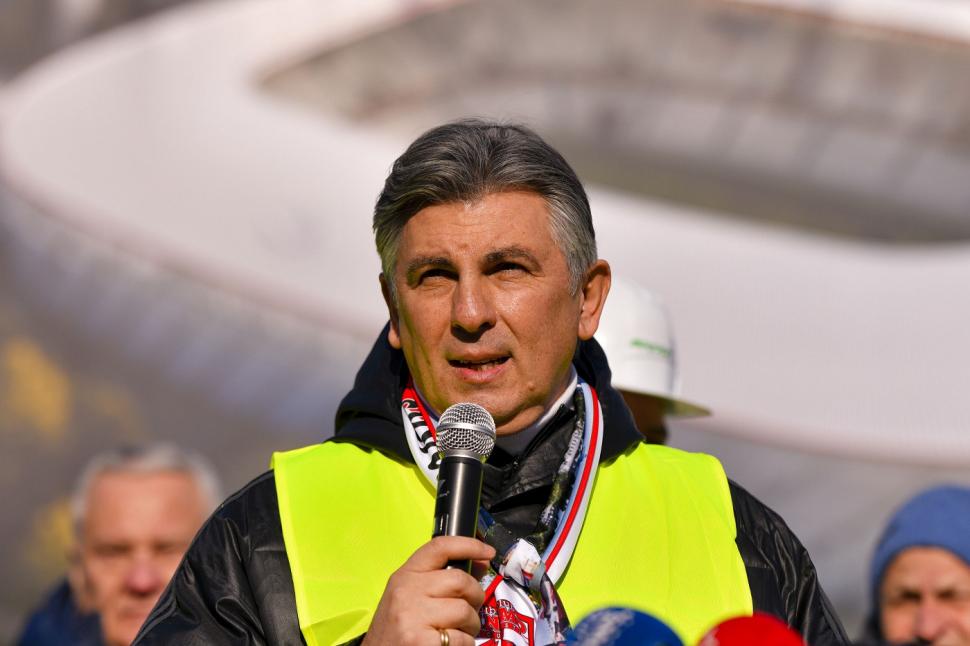 A început demolarea stadionului Dinamo. Suporterii au plecat acasă cu scaune și bucăți din plasele porților 1039804