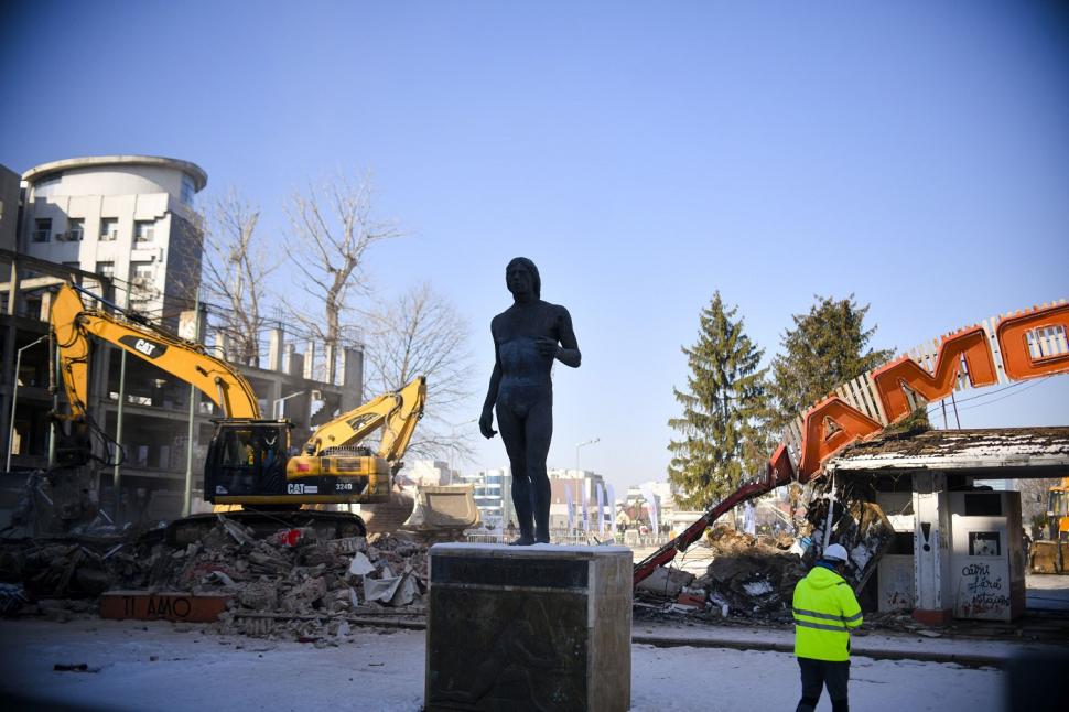 A început demolarea stadionului Dinamo. Suporterii au plecat acasă cu scaune și bucăți din plasele porților 1039805