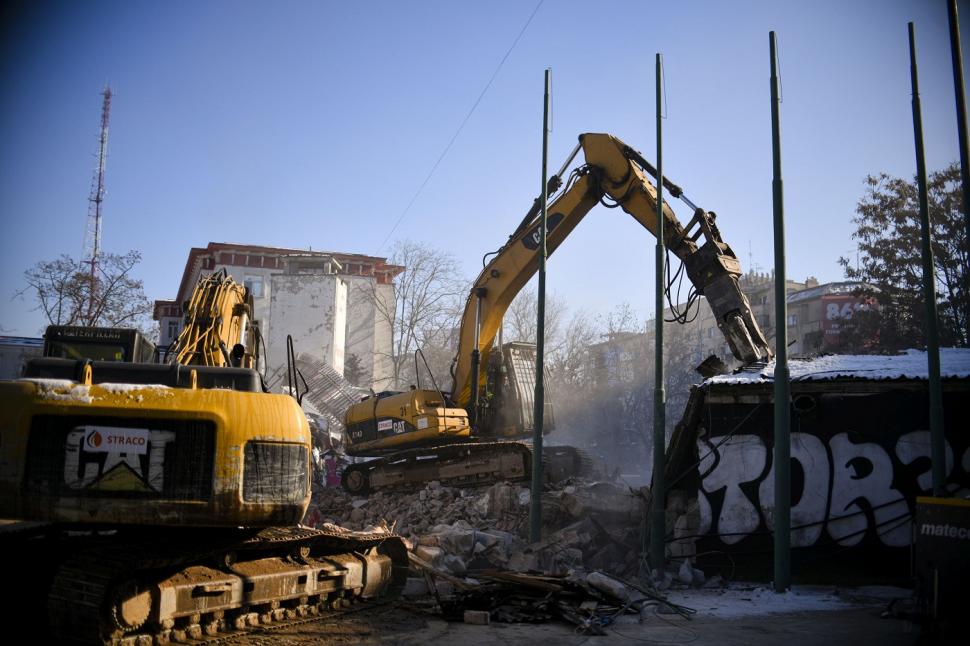 A început demolarea stadionului Dinamo. Suporterii au plecat acasă cu scaune și bucăți din plasele porților 1039806