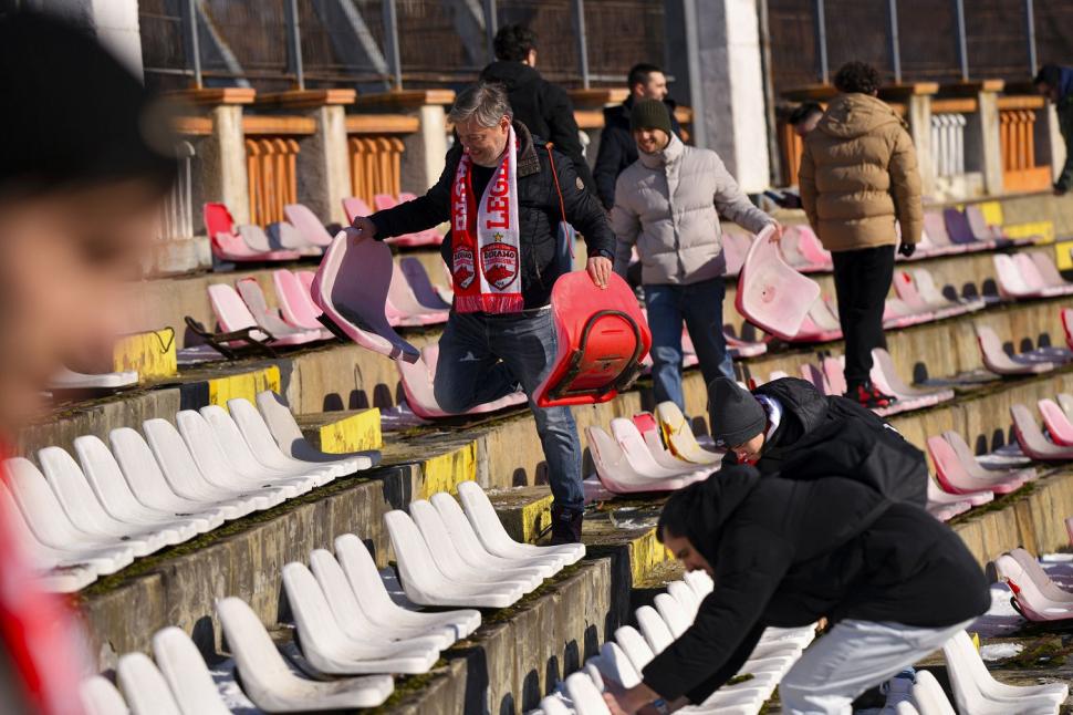 A început demolarea stadionului Dinamo. Suporterii au plecat acasă cu scaune și bucăți din plasele porților 1039807