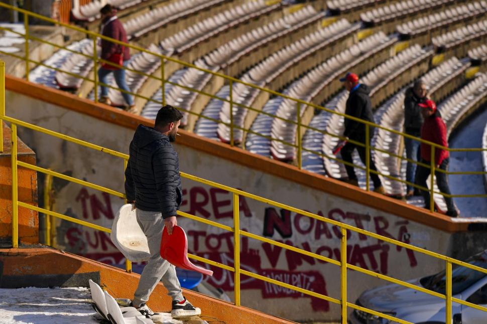 A început demolarea stadionului Dinamo. Suporterii au plecat acasă cu scaune și bucăți din plasele porților 1039808