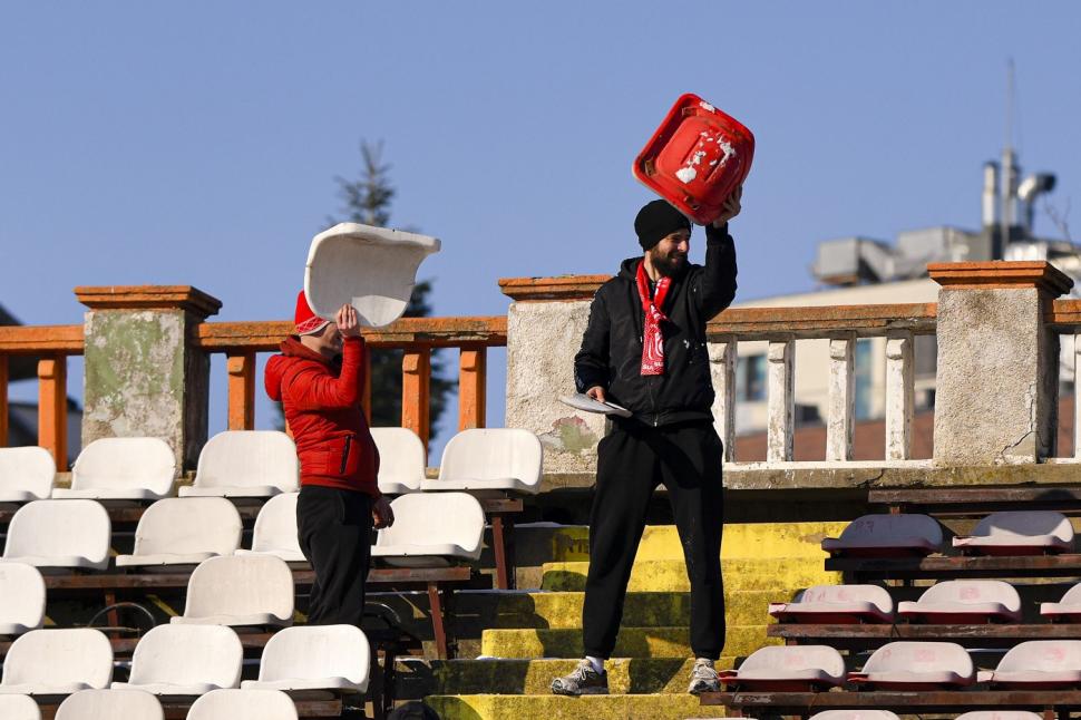 A început demolarea stadionului Dinamo. Suporterii au plecat acasă cu scaune și bucăți din plasele porților 1039809