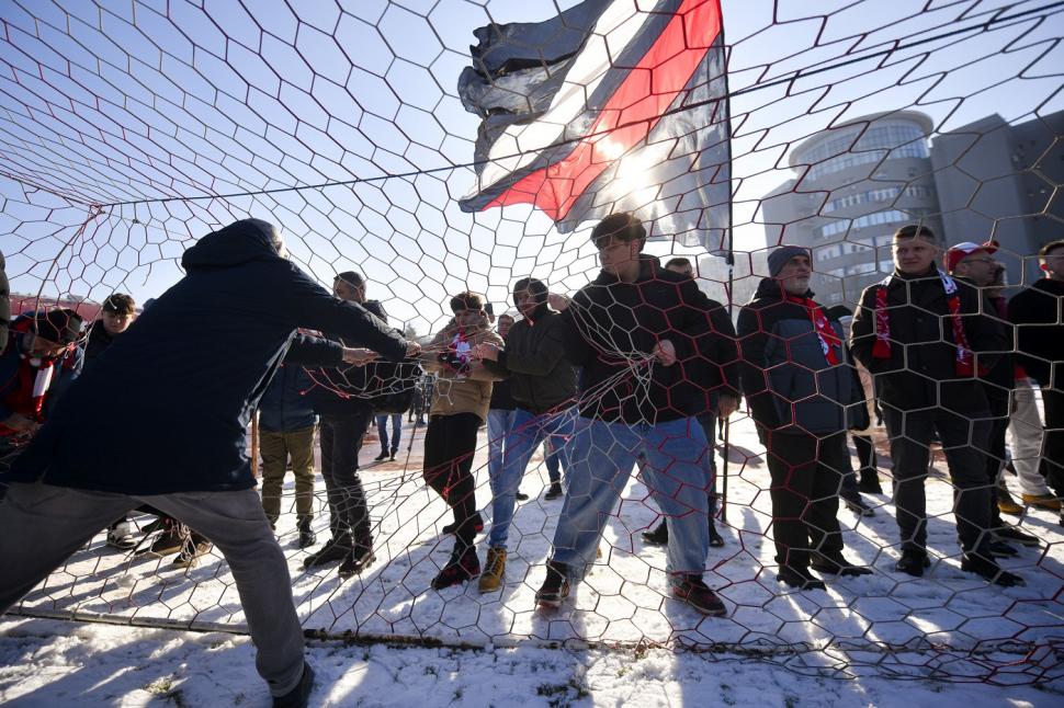 A început demolarea stadionului Dinamo. Suporterii au plecat acasă cu scaune și bucăți din plasele porților 1039810