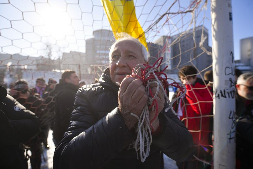 A început demolarea stadionului Dinamo. Suporterii au plecat acasă cu scaune și bucăți din plasele porților 1039811