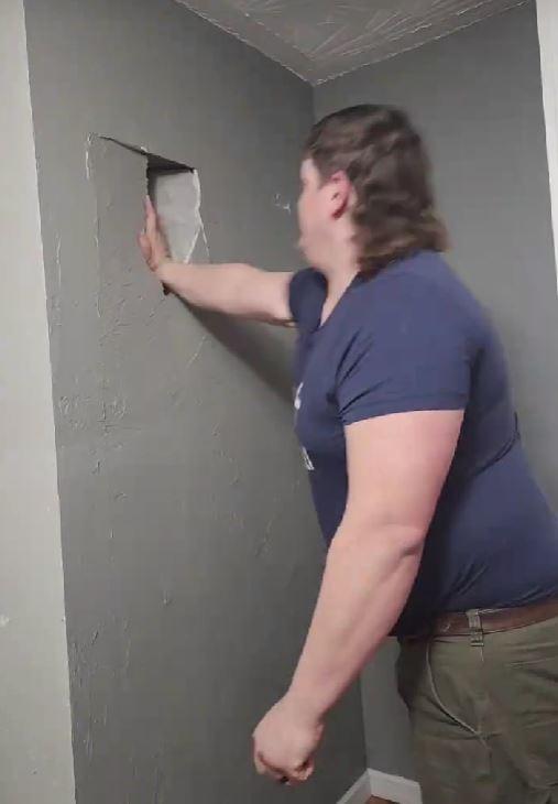 Doi soţi din SUA care şi-au cumpărat o casă veche de peste 100 de ani au descoperit "un secret" în spatele unui perete 1039757