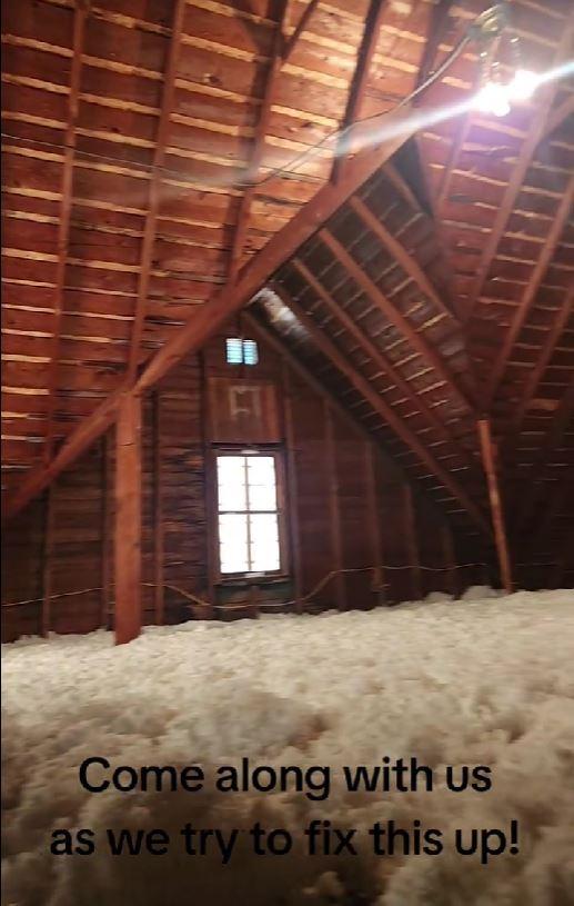 Doi soţi din SUA care şi-au cumpărat o casă veche de peste 100 de ani au descoperit "un secret" în spatele unui perete 1039763