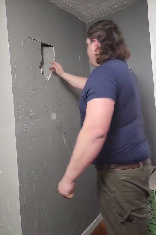 Doi soţi din SUA care şi-au cumpărat o casă veche de peste 100 de ani au descoperit "un secret" în spatele unui perete 1039764