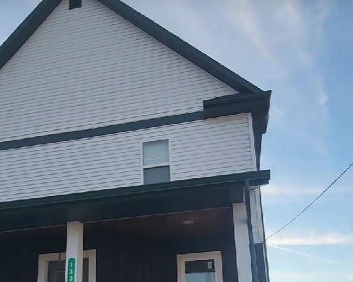 Doi soţi din SUA care şi-au cumpărat o casă veche de peste 100 de ani au descoperit "un secret" în spatele unui perete 1039767