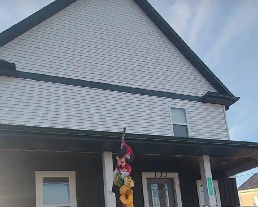 Doi soţi din SUA care şi-au cumpărat o casă veche de peste 100 de ani au descoperit "un secret" în spatele unui perete 1039769