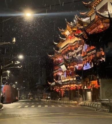 Frig neobișnuit în China. A nins la Shanghai, după mulți ani, iar mai multe străzi au fost închise 1039636