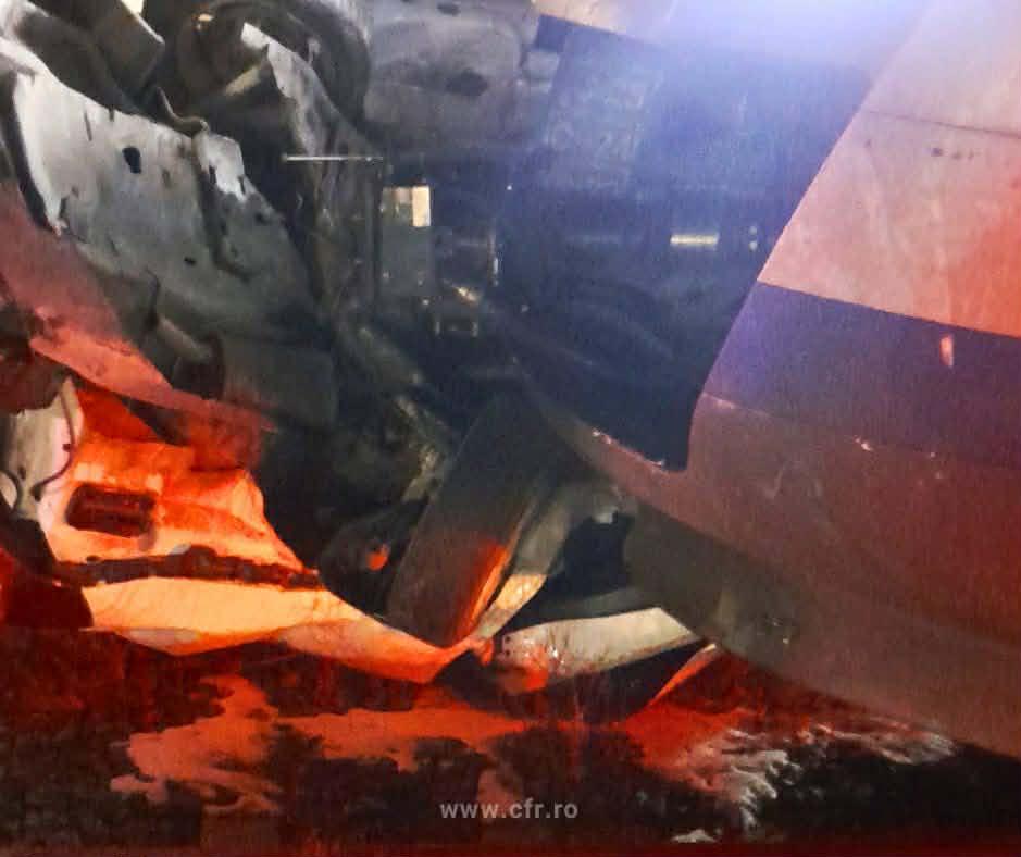 O mașină a fost spulberată de un tren CFR, lângă București: Un bărbat a rămas încarcerat 1039858