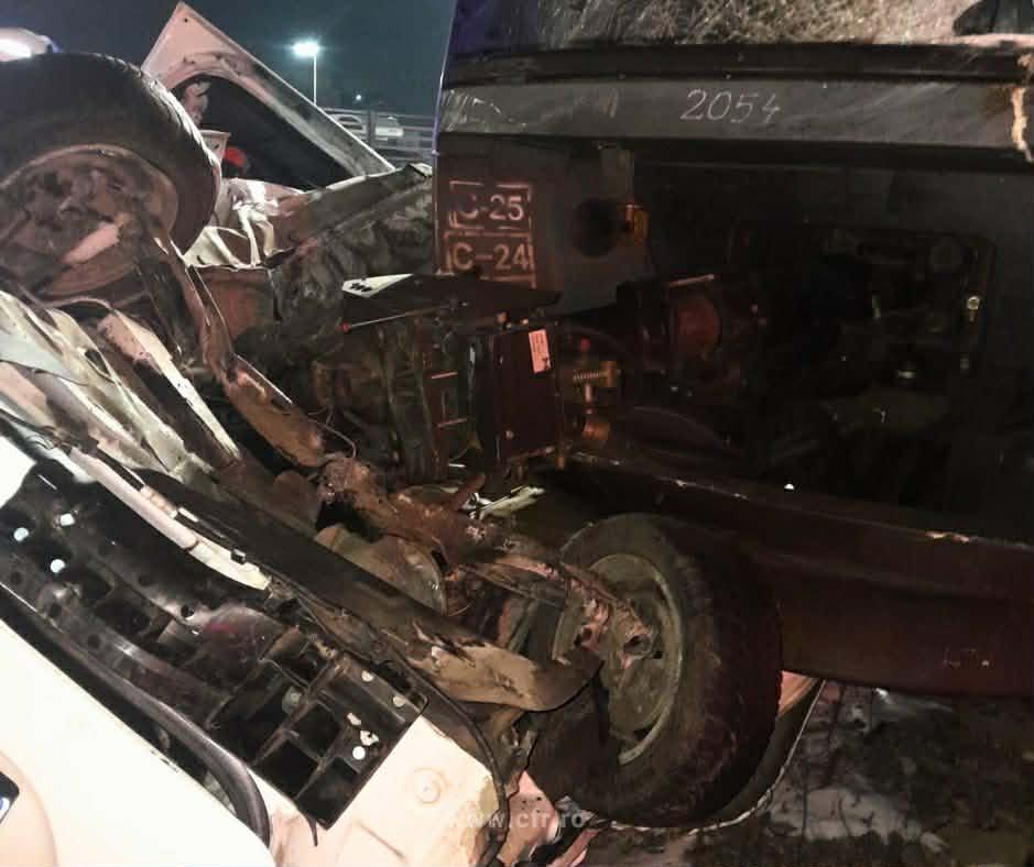 O mașină a fost spulberată de un tren CFR, lângă București: Un bărbat a rămas încarcerat 1039860